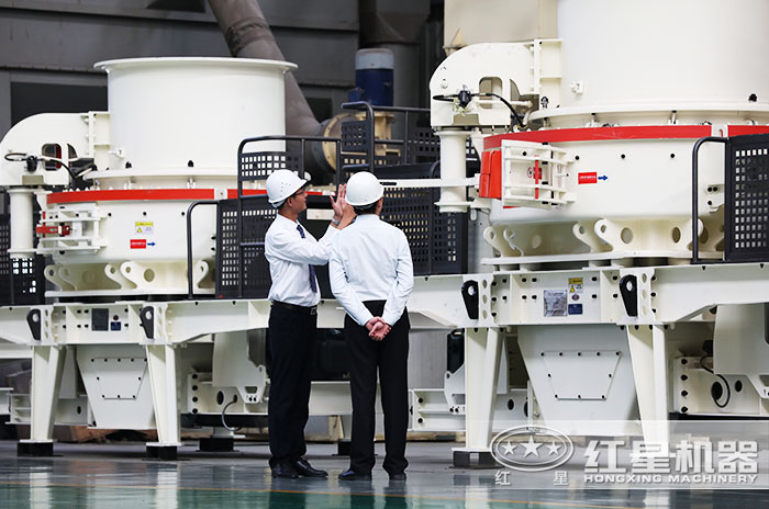客戶到紅星機器廠區(qū)參觀考察HVI制砂機 客戶到紅星機器廠區(qū)參觀考察HVI制砂機