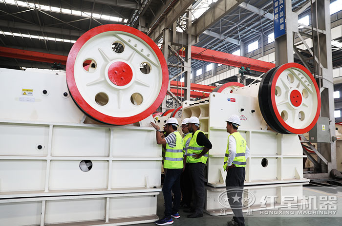 客戶來(lái)紅星機(jī)器參觀考察顎破設(shè)備 客戶來(lái)紅星機(jī)器參觀考察顎破設(shè)備