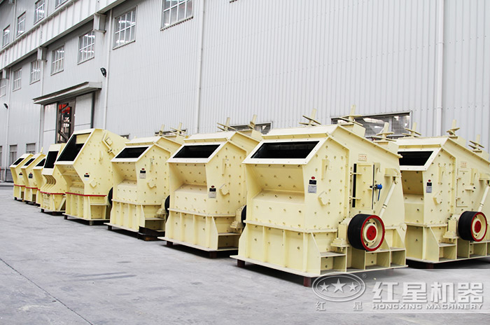 型號不同的中型反擊打石機(jī)設(shè)備