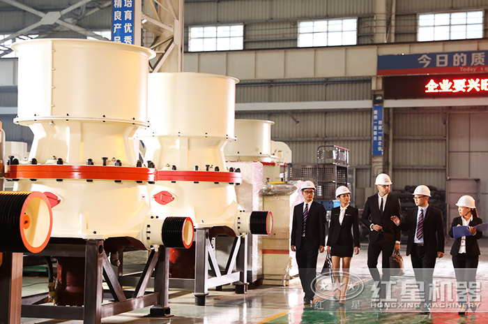 客戶到紅星機(jī)器廠區(qū)參觀圓錐打石機(jī)