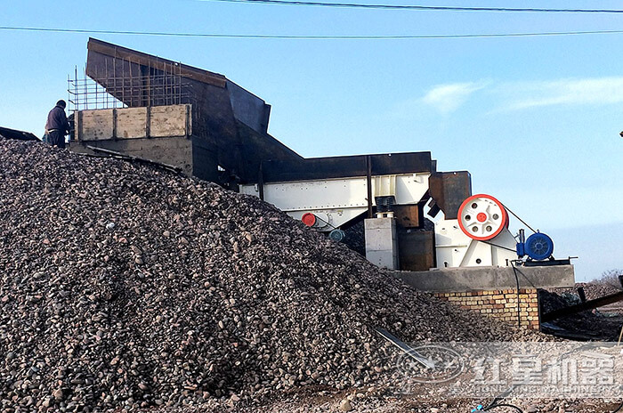 顎式破碎機作業(yè)現(xiàn)場 顎式破碎機作業(yè)現(xiàn)場