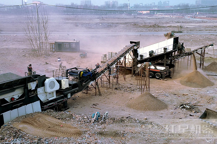 移動破碎機作業(yè)現(xiàn)場