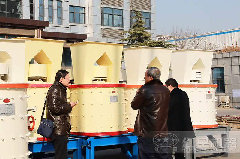 復(fù)合式粉碎機用戶參觀現(xiàn)場