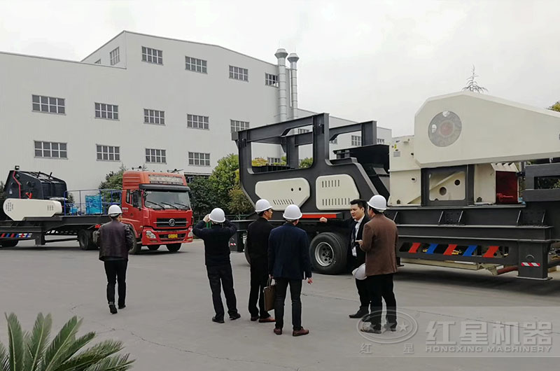 移動式制砂機(jī)發(fā)貨現(xiàn)場 移動式制砂機(jī)發(fā)貨現(xiàn)場