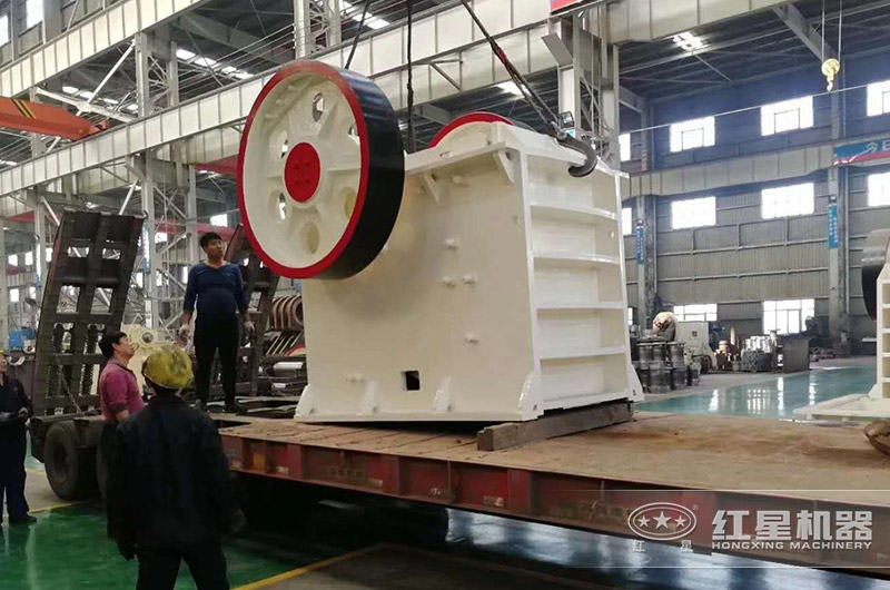 細(xì)顎式破碎機(jī)設(shè)備發(fā)貨現(xiàn)場(chǎng)圖