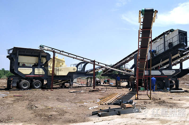 移動(dòng)式破碎生產(chǎn)線現(xiàn)場(chǎng)