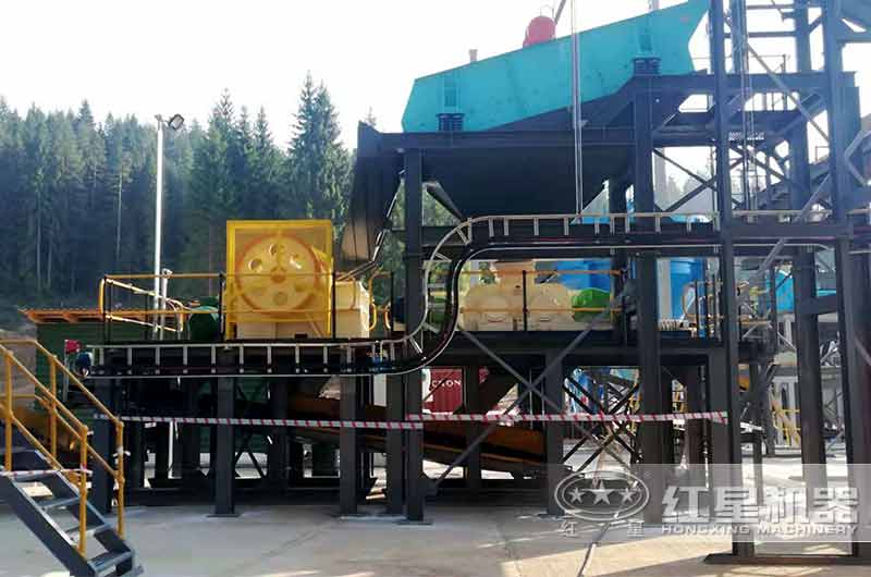 對輥式制砂機現(xiàn)場 對輥式制砂機現(xiàn)場