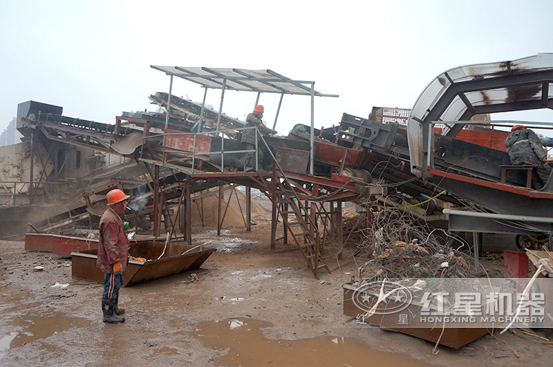 紅星移動(dòng)石頭粉碎機(jī)處理建筑垃圾現(xiàn)場(chǎng) 紅星移動(dòng)石頭粉碎機(jī)處理建筑垃圾現(xiàn)場(chǎng)