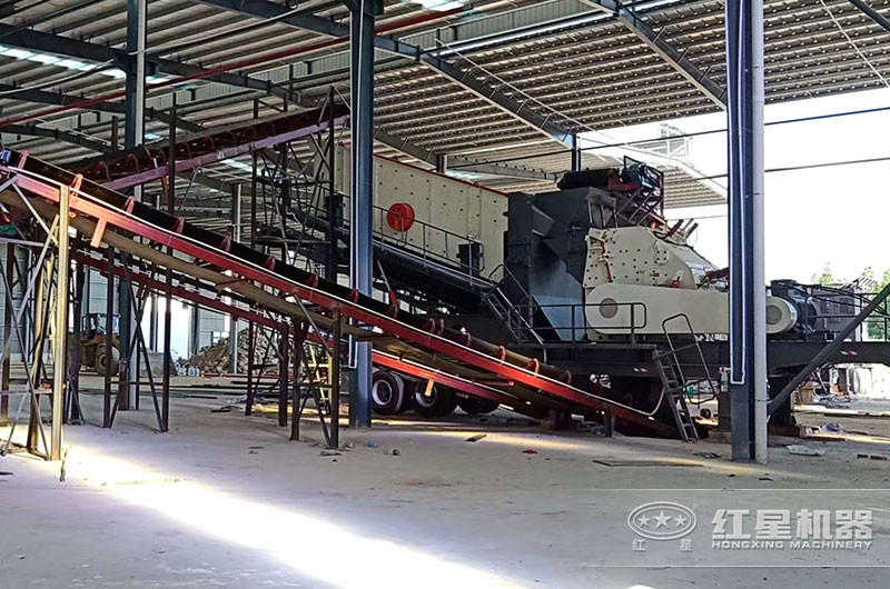 移動(dòng)式石頭破碎設(shè)備現(xiàn)場(chǎng)