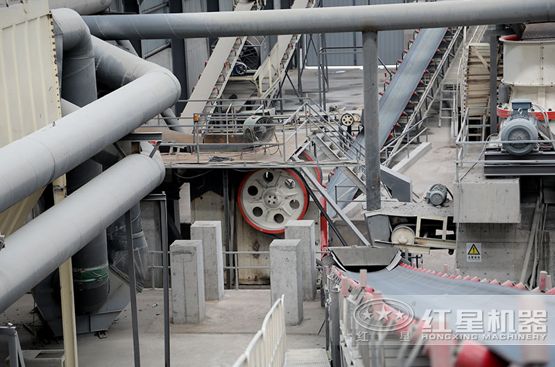 大型的碳酸鈣破碎加工廠現(xiàn)場