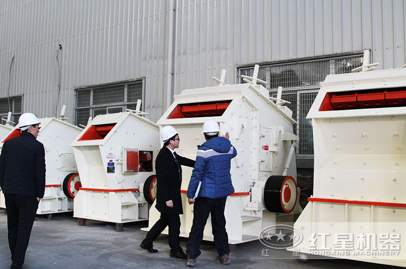 參觀反擊破碎機設備車間現(xiàn)場 參觀反擊破碎機設備車間現(xiàn)場