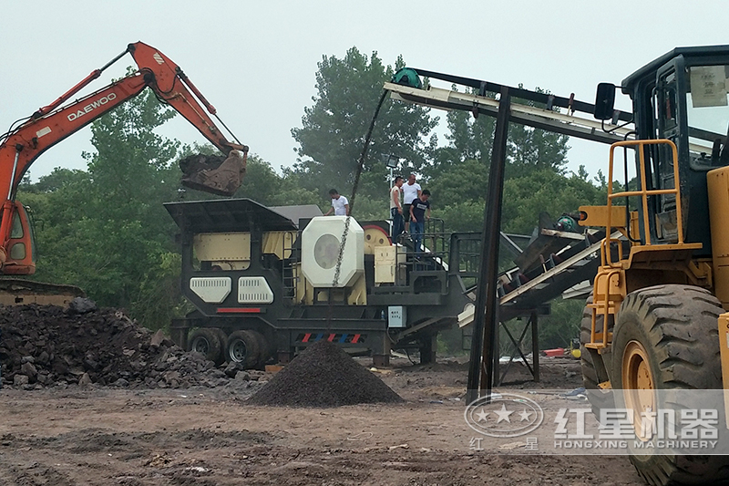 柴油動力移動碎煤機作業(yè)現(xiàn)場 柴油動力移動碎煤機作業(yè)現(xiàn)場