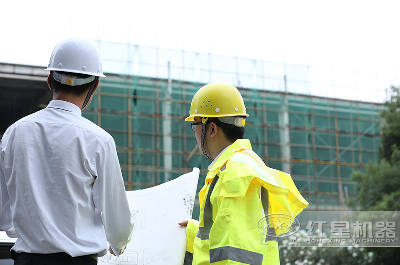 紅星機(jī)器工程師為用戶現(xiàn)場(chǎng)安裝設(shè)備 紅星機(jī)器工程師為用戶現(xiàn)場(chǎng)安裝設(shè)備